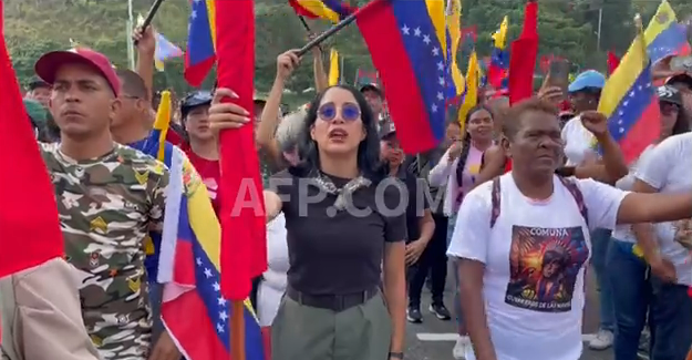 تجمع حامیان مادورو در مخالفت با تهدیدهای آمریکا