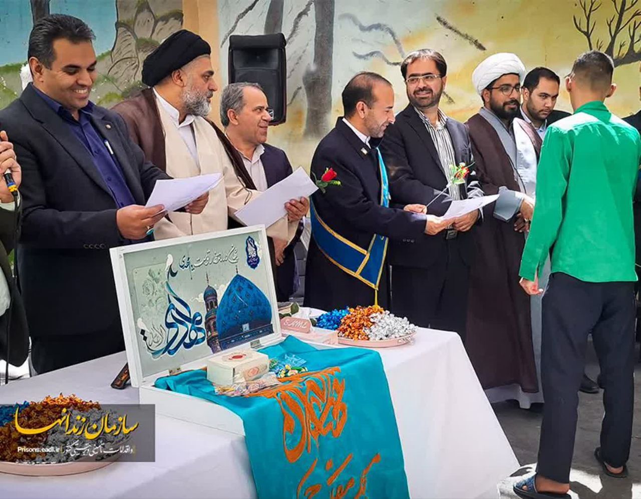 آزادی ۱۲ زندانی در زرند با حضور پرچم متبرک مسجد مقدس جمکران آزادی ۱۲ زندانی در زرند با حضور پرچم متبرک مسجد مقدس جمکران