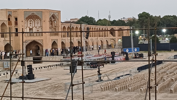 جشن «شادمانه وحدت» در حاشیه پل خواجو برگزار میشود جشن «شادمانه وحدت» در حاشیه پل خواجو برگزار میشود