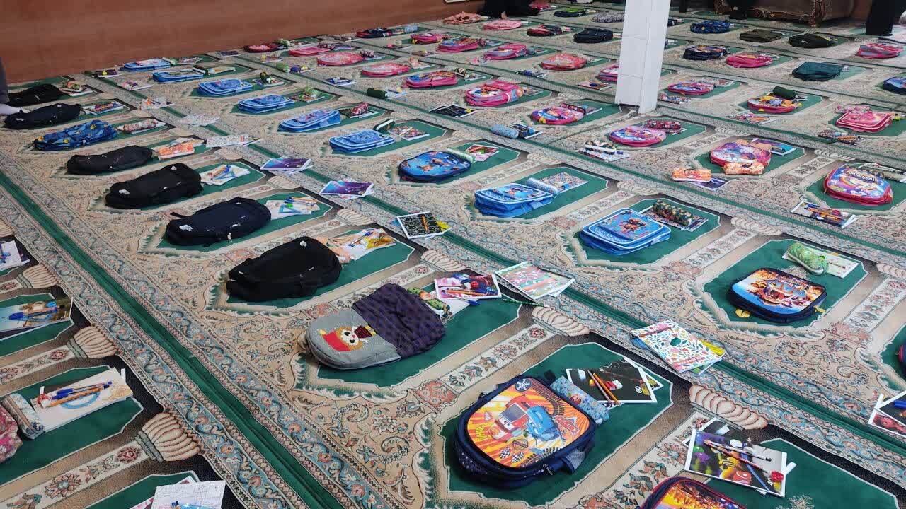 توزیع بستههای کمک آموزشی توزیع بستههای کمک آموزشی