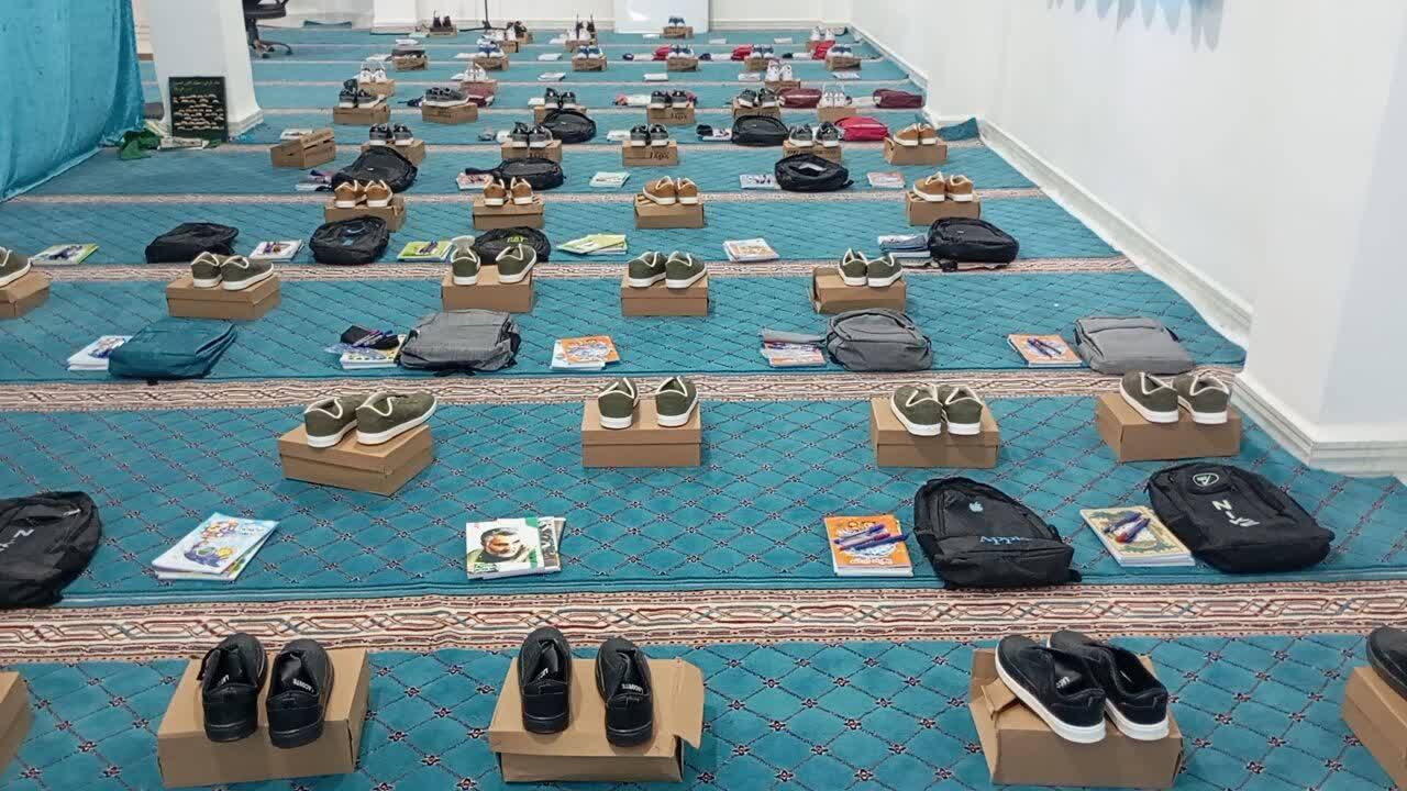 توزیع بسته‌های لوازم التحریر در بین نیازمندان هرمز