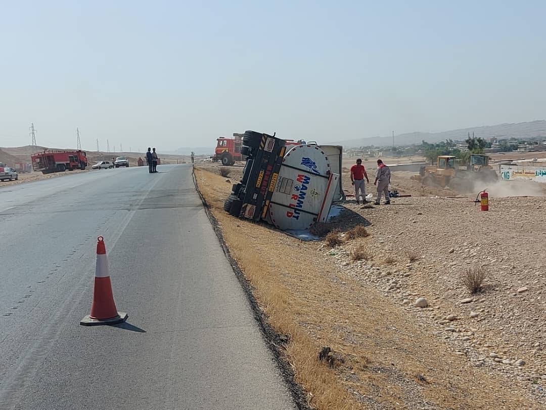 حادثه واژگونی تانکر حامل ۳۰ هزار لیتر بنزین در شهرستان امیدیه حادثه واژگونی تانکر حامل ۳۰ هزار لیتر بنزین در شهرستان امیدیه
