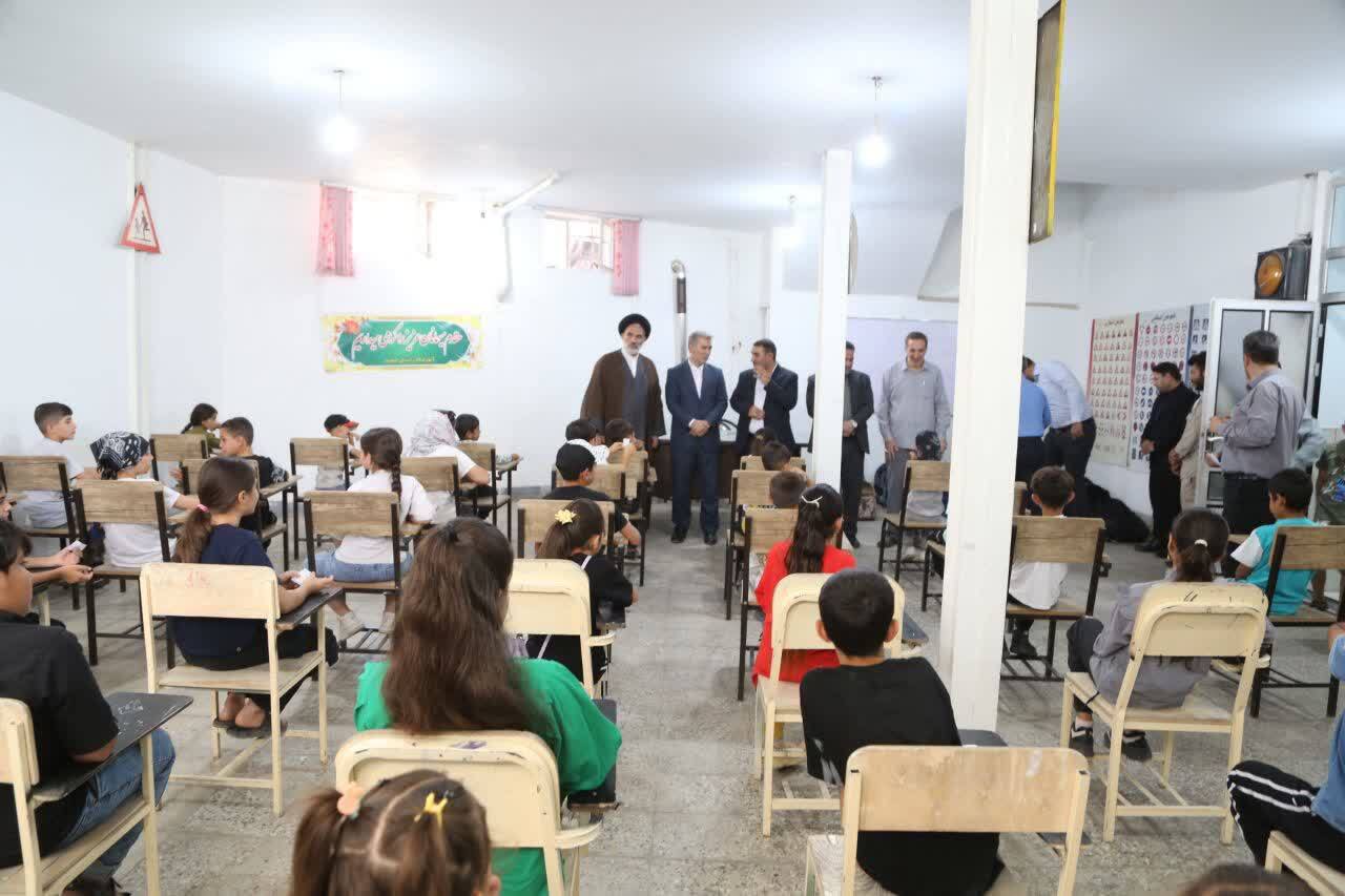 توزیع کیف و نوشت‌افزار میان فرزندان زندانیان