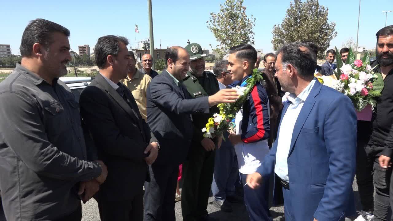 استقبال از نایب قهرمان کاراته آسیا در میاندوآب استقبال از نایب قهرمان کاراته آسیا در میاندوآب