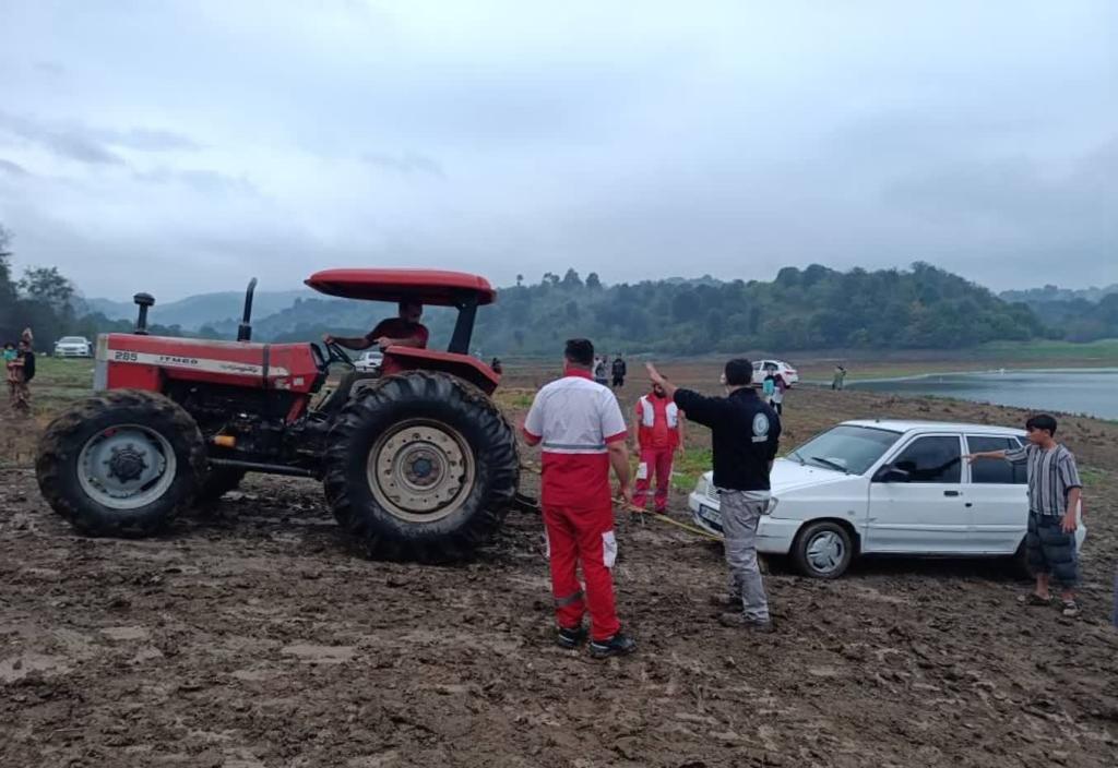 رهایی حادثه‌دیدگان سیلاب روستای شیاده بندپی غربی بابل