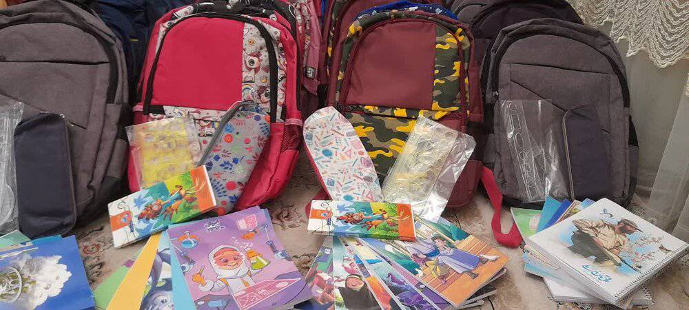 توزیع لوازم التحریر برای دانش آموزان کم برخوردار بهمن