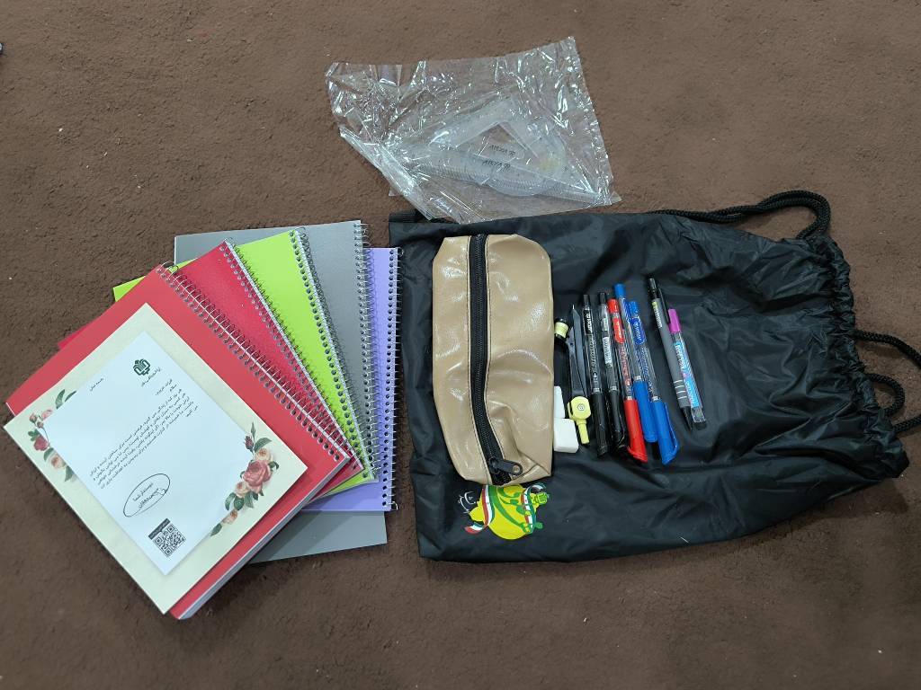 اهدای بسته های نوشت افزار به دانش آموزان نیازمند رضویه مشهد