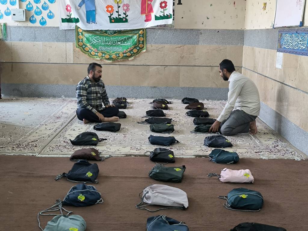 اهدای بسته های نوشت افزار به دانش آموزان نیازمند رضویه مشهد