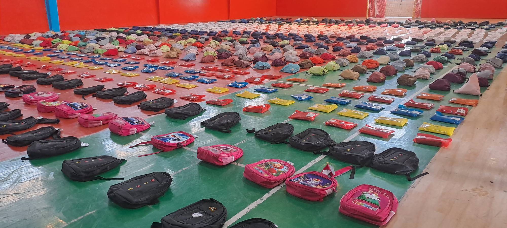 اهدای هزار و ۵۰۰ بسته لوازم التحریر بین دانش آموزان خرامه اهدای هزار و ۵۰۰ بسته لوازم التحریر بین دانش آموزان خرامه