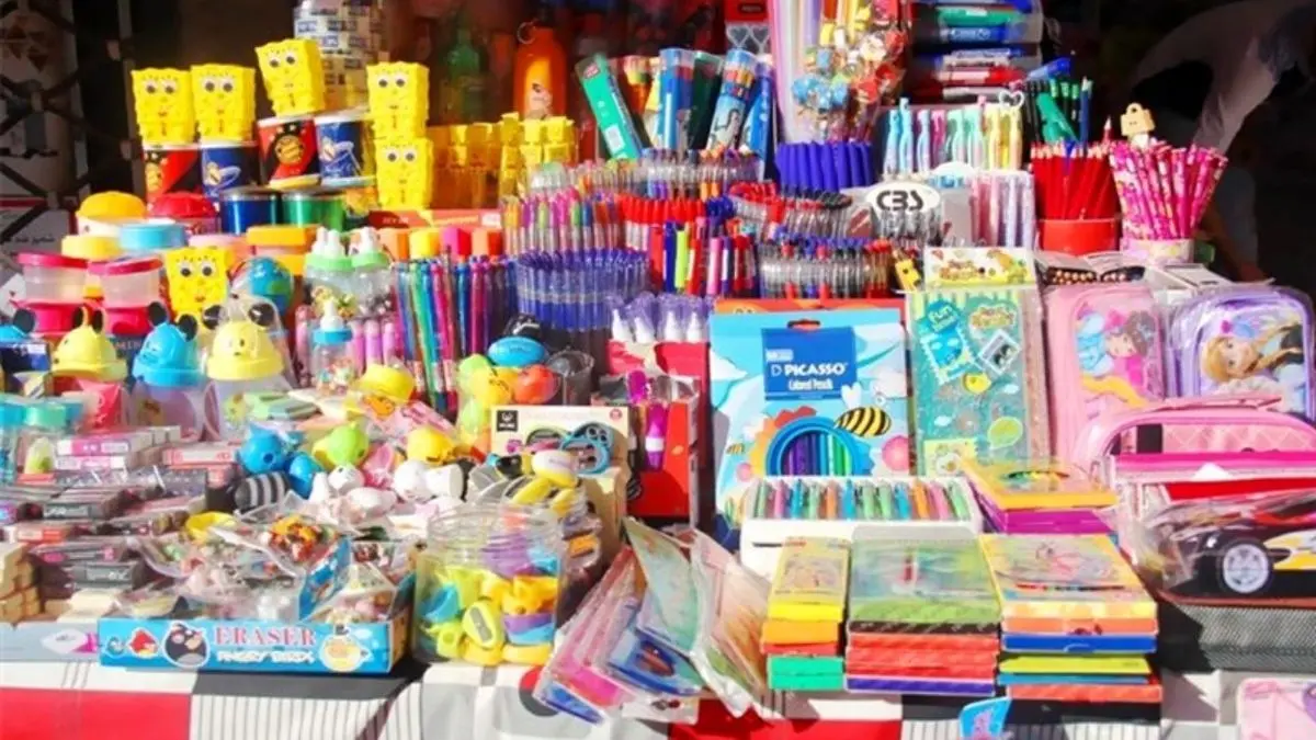 توزیع بستههای نوشت افزار بین دانش آموزان کم برخوردار در آباده توزیع بستههای نوشت افزار بین دانش آموزان کم برخوردار در آباده