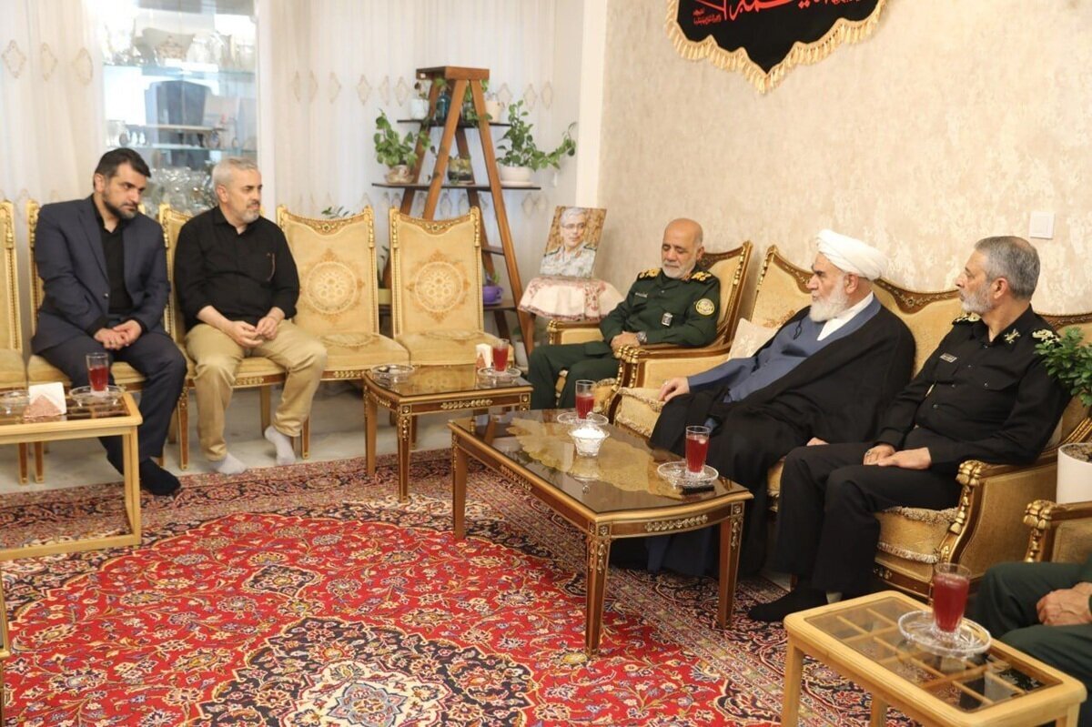 دیدار سرلشکر موسوی با خانواده فرماندهان شهید جنگ تحمیلی ۱۲ روزه دیدار سرلشکر موسوی با خانواده فرماندهان شهید جنگ تحمیلی ۱۲ روزه