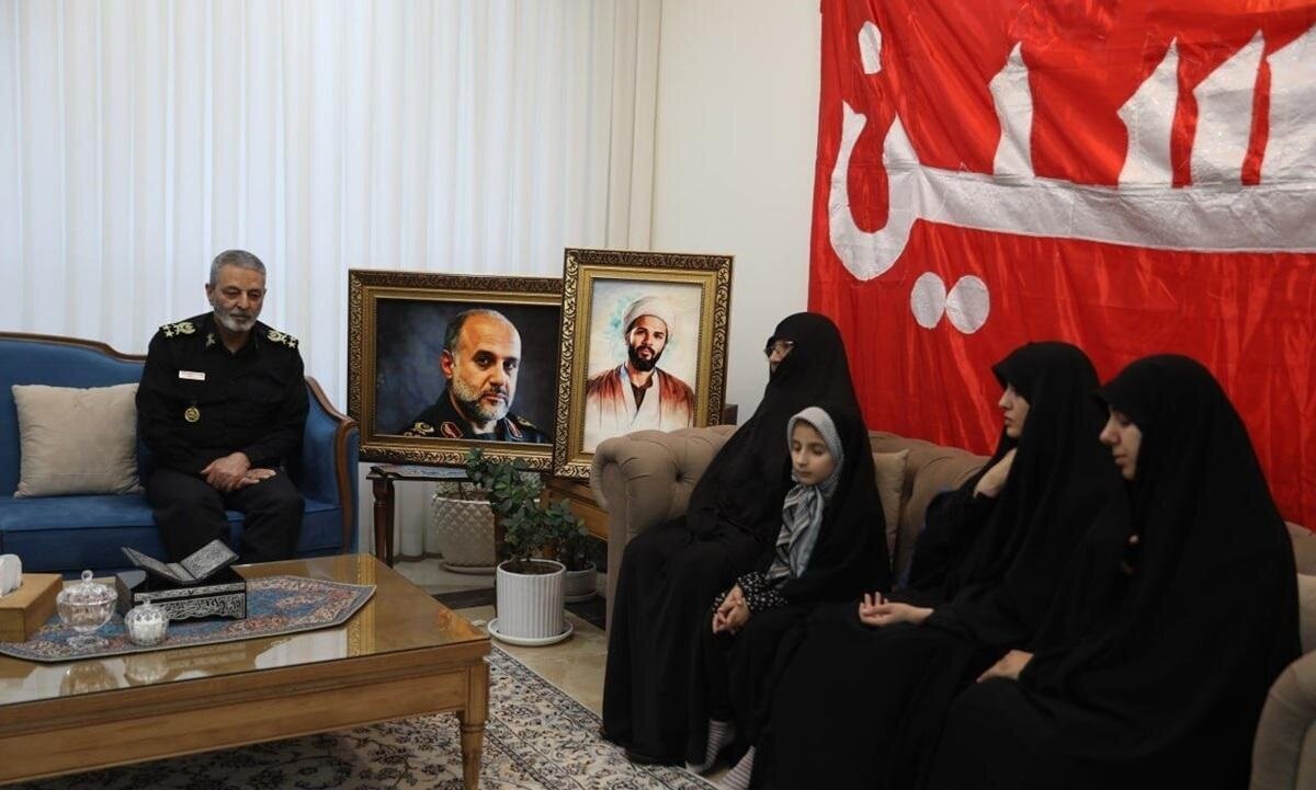 دیدار سرلشکر موسوی با خانواده فرماندهان شهید جنگ تحمیلی ۱۲ روزه دیدار سرلشکر موسوی با خانواده فرماندهان شهید جنگ تحمیلی ۱۲ روزه