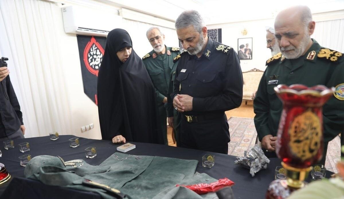 دیدار سرلشکر موسوی با خانواده فرماندهان شهید جنگ تحمیلی ۱۲ روزه دیدار سرلشکر موسوی با خانواده فرماندهان شهید جنگ تحمیلی ۱۲ روزه