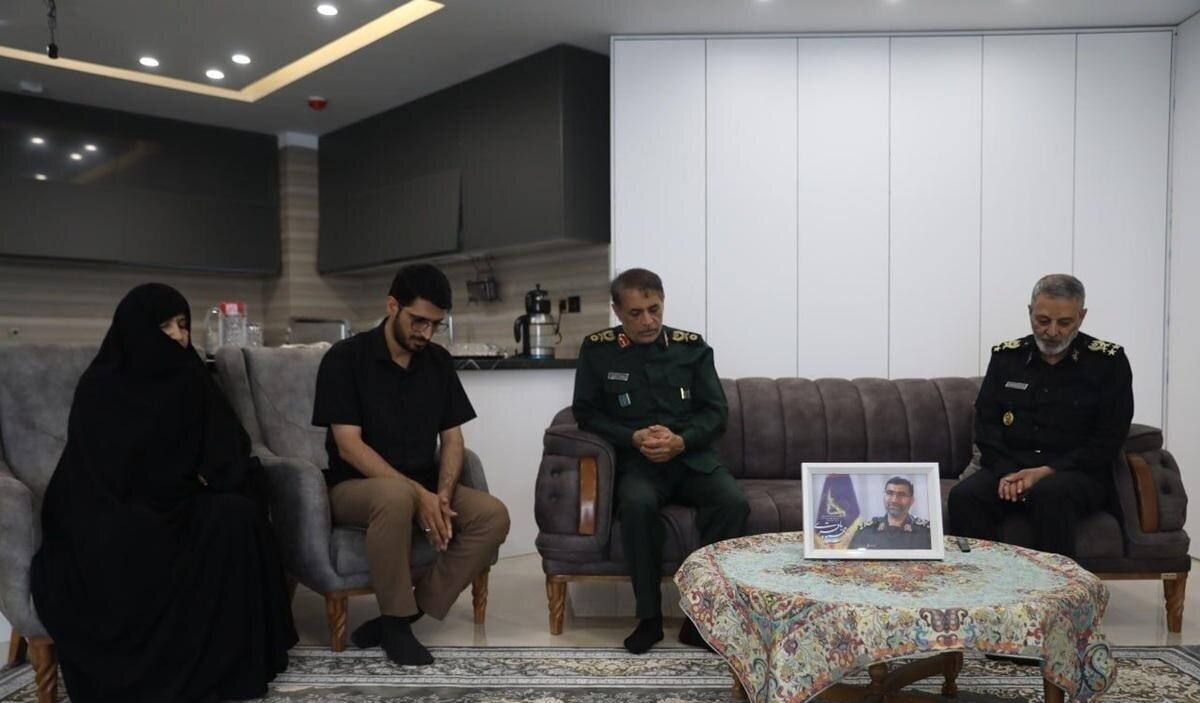 دیدار سرلشکر موسوی با خانواده فرماندهان شهید جنگ تحمیلی ۱۲ روزه دیدار سرلشکر موسوی با خانواده فرماندهان شهید جنگ تحمیلی ۱۲ روزه