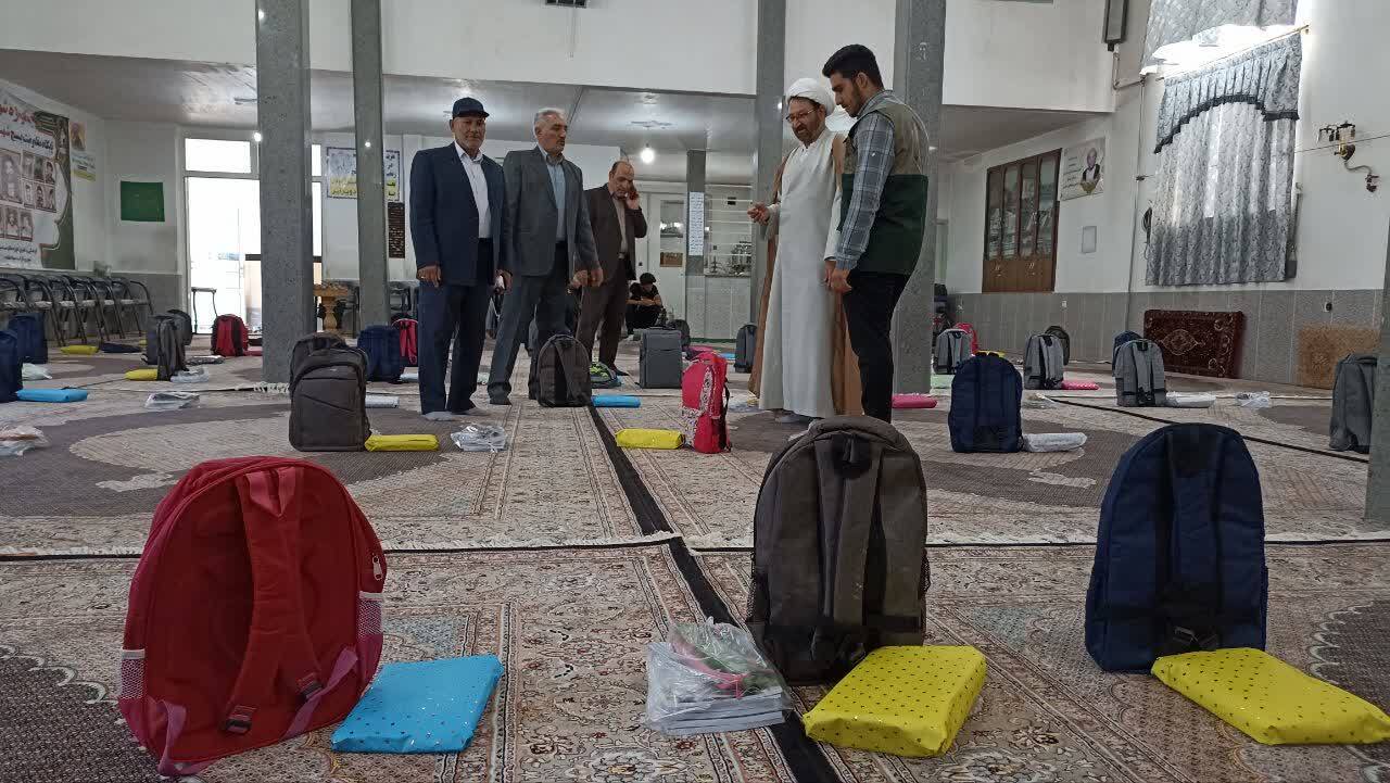 اهدای ۸۰ بسته لوازم التحریر به دانش آموزان نیازمند اهدای ۸۰ بسته لوازم التحریر به دانش آموزان نیازمند