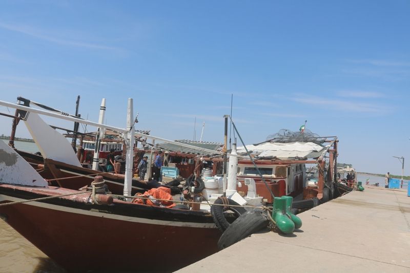 توقیف لنج حامل کالای قاچاق در آب‌های میناب