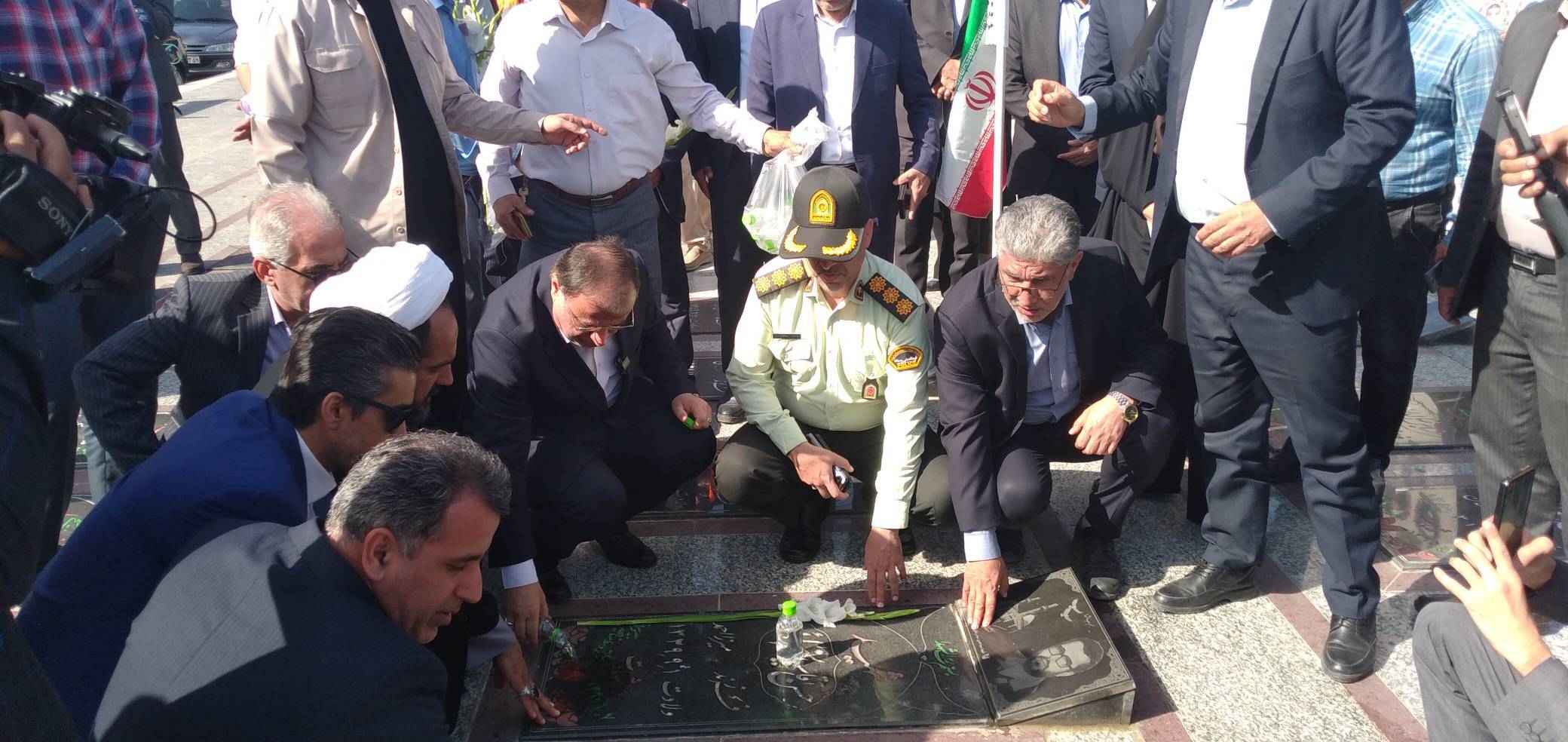 عطرافشانی گلزار شهدا با حضور استاندار به مناسبت هفته دولت