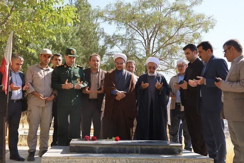 ادای احترام پیرانشهری ها به شهدای والامقام ادای احترام پیرانشهری ها به شهدای والامقام