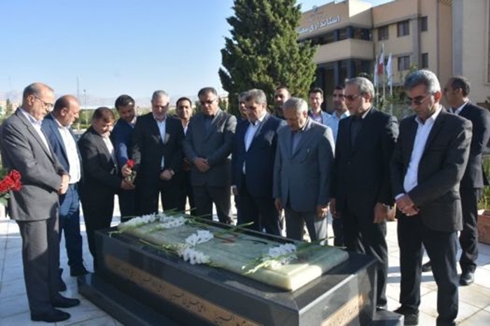 ادای احترام وزیر آموزش و پرورش به مقام شامخ شهدای سمنان ادای احترام وزیر آموزش و پرورش به مقام شامخ شهدای سمنان