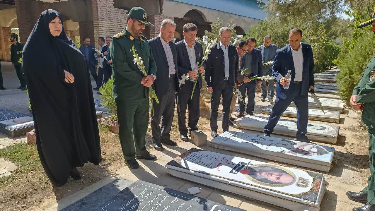 ادای احترام نقده ای ها به مقام شامخ شهدا ادای احترام نقده ای ها به مقام شامخ شهدا