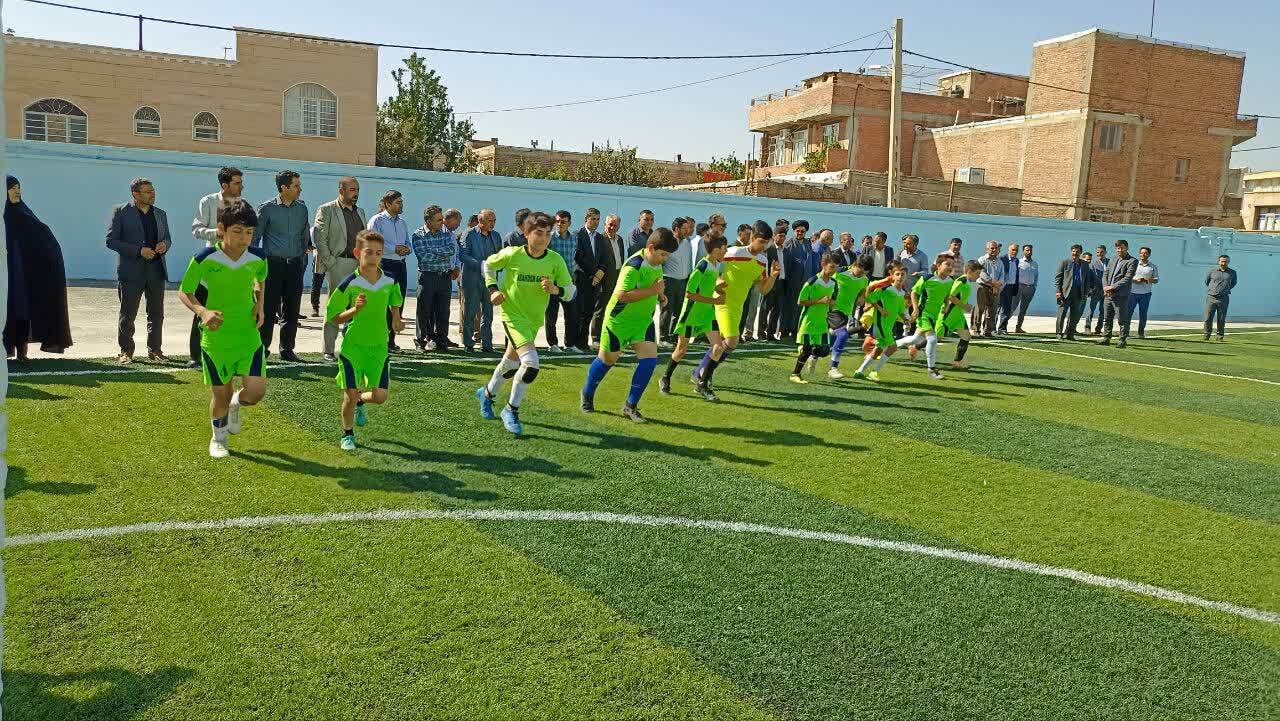 افتتاح چمن مصنوعی مدرسه شهید سردار کاظمی در  نقده