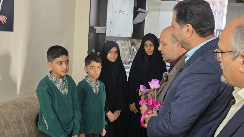 همراهی مسئولان با دو فرزند شهید صفری از خانه تا مدرسه