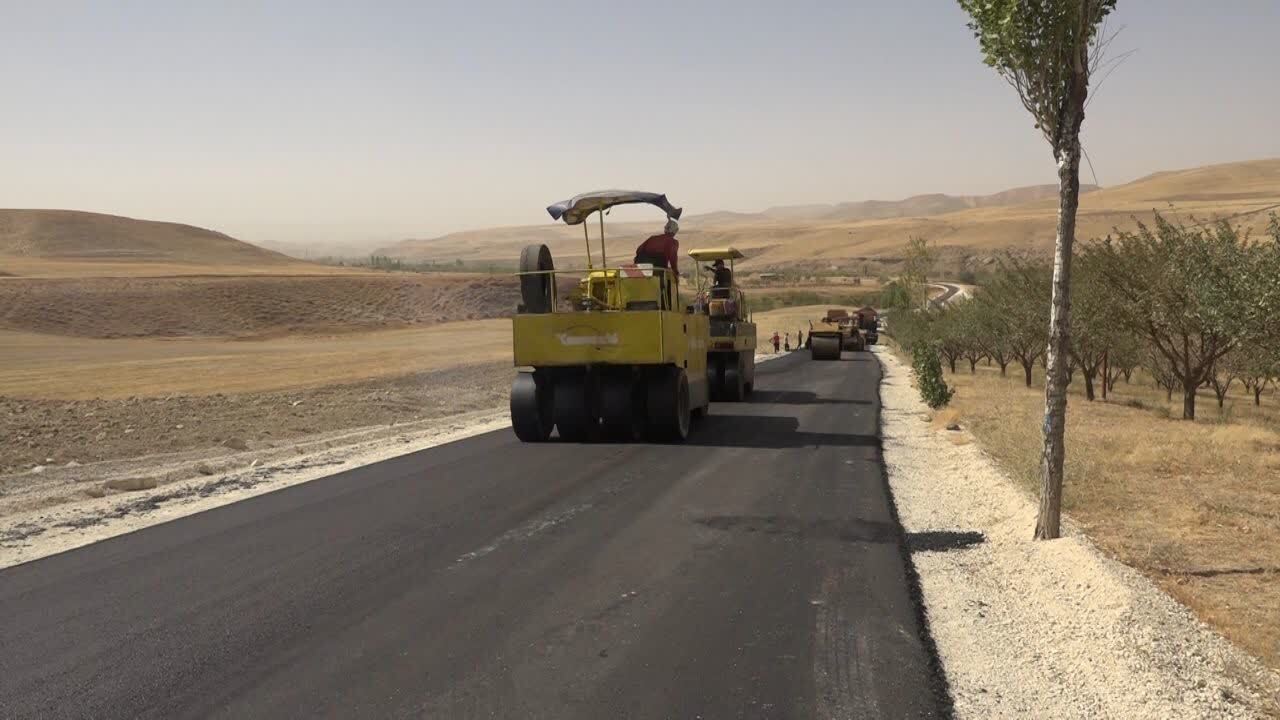بهسازی و آسفالت ۶۰ کیلومتر راه روستایی در تکاب