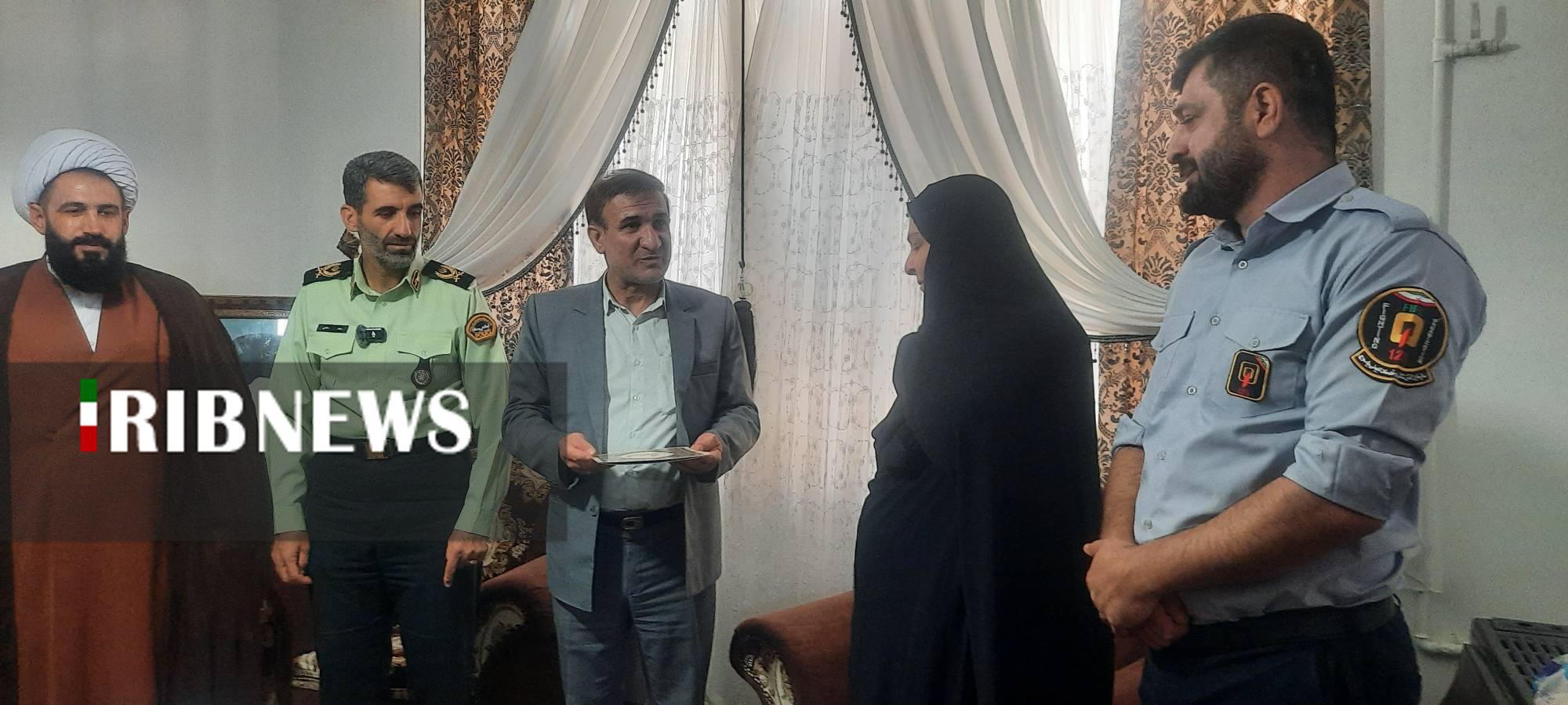 دیدار فرمانده نیروی انتظامی و مدیرکل صداوسیما با خانواده شهدا