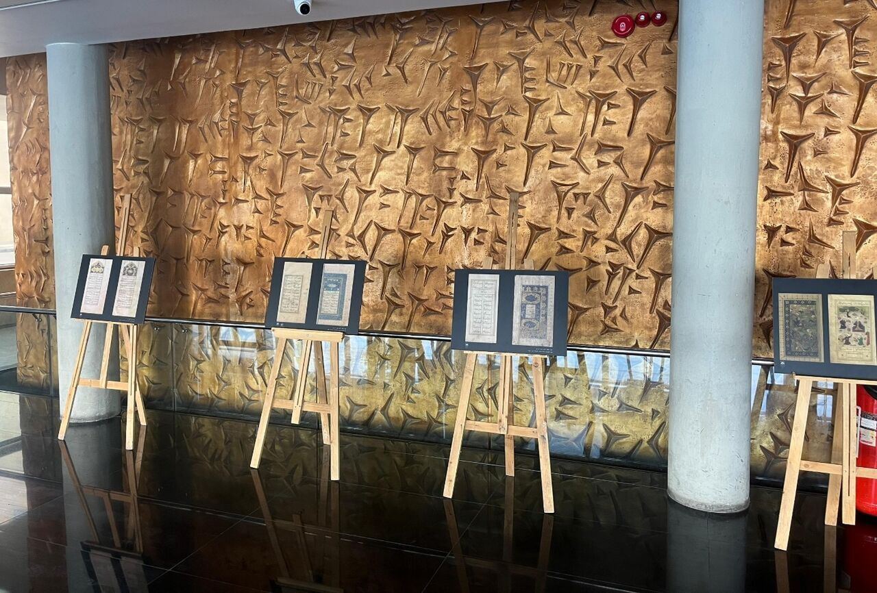 نمایشگاه «حافظ در گذر زمان» در کتابخانه ملی جنوب کشور برپا شد نمایشگاه «حافظ در گذر زمان» در کتابخانه ملی جنوب کشور برپا شد