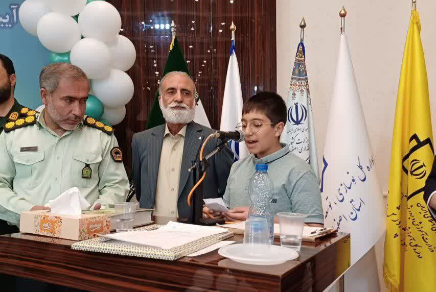 کمک دانش‌آموز برخواری برای ساخت مدرسه