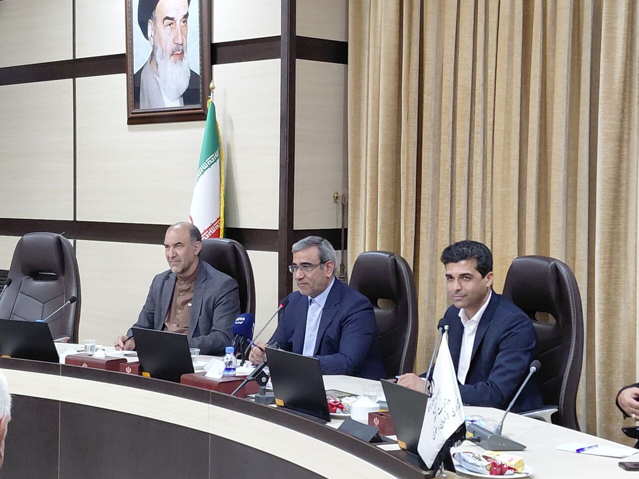 انتقاد استاندار خراسان رضوی  از تاخیر در واگذاری اختیارات دولت به استانداران