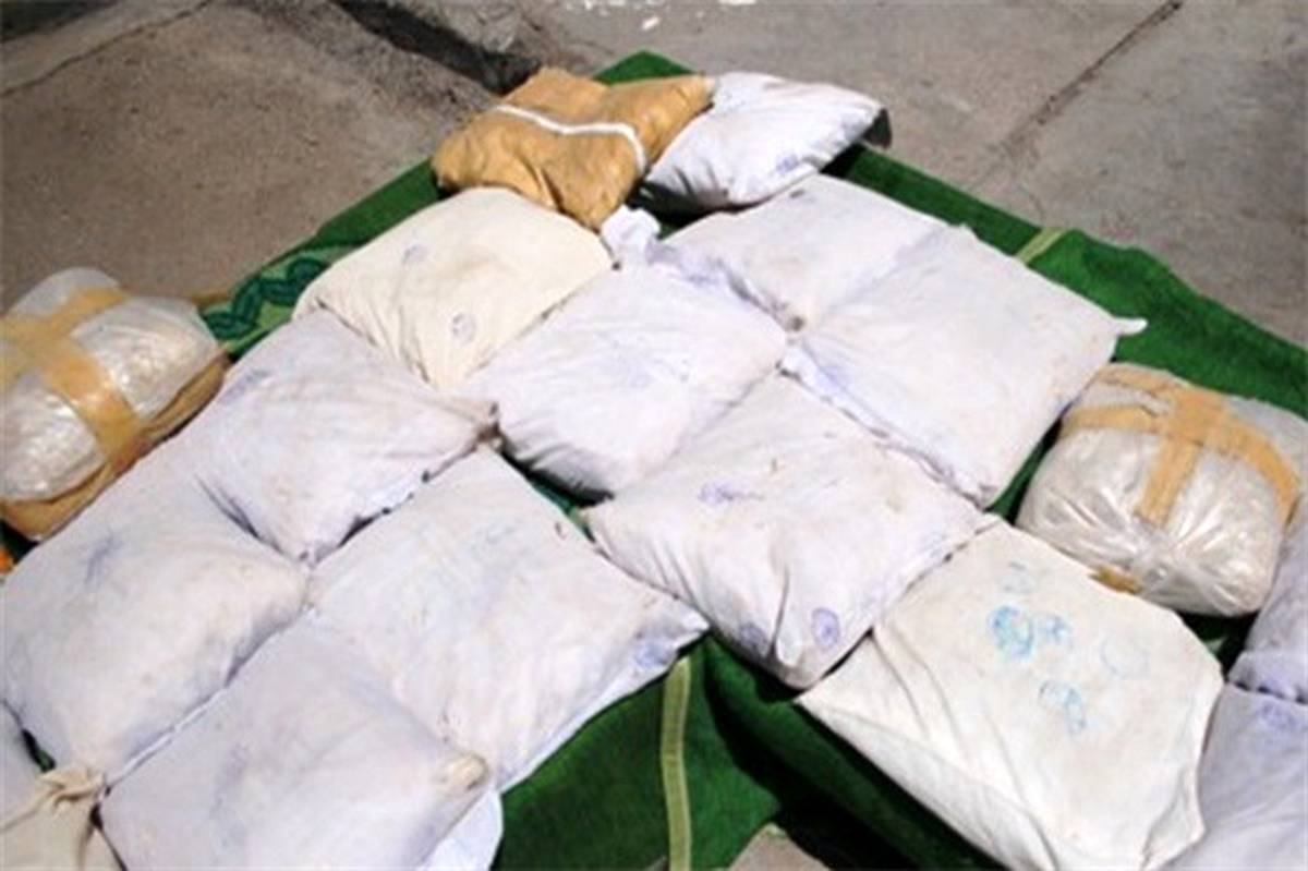 کشف محموله ۱۴ کیلوگرمی هروئین از قاچاقچیان متواری در آبادان