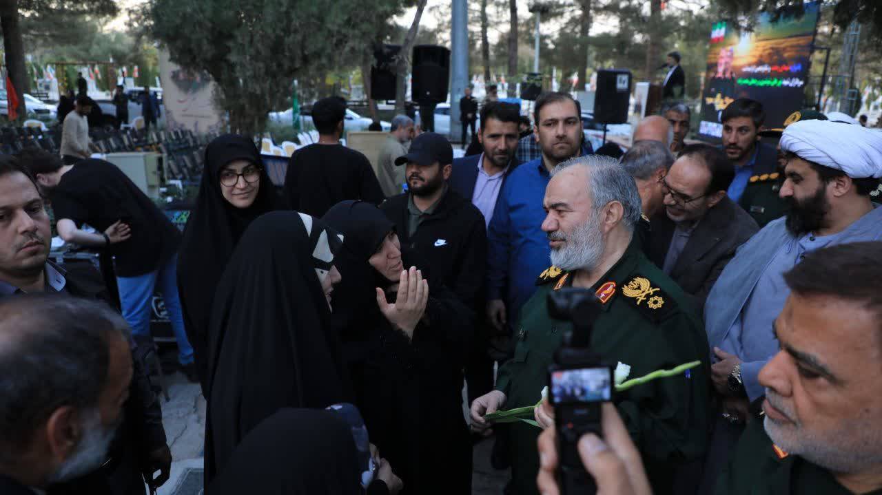 *** دشمن را با همه تکنولوژی و امکاناتش شکست دادیم *** دشمن را با همه تکنولوژی و امکاناتش شکست دادیم