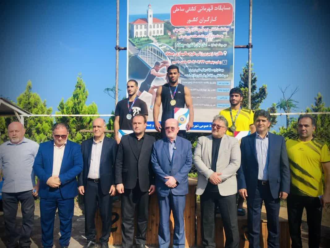 جوان لارستانی قهرمان مسابقات کشتی ساحلی کارگران کشور جوان لارستانی قهرمان مسابقات کشتی ساحلی کارگران کشور