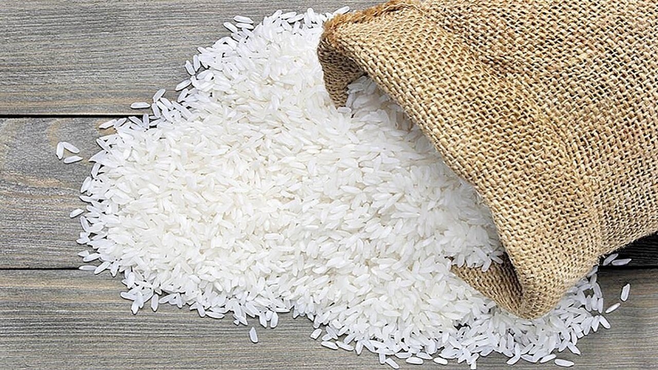 کشف یک و نیم تن برنج تقلبی در پارکینگ واحد مسکونی در تبریز کشف یک و نیم تن برنج تقلبی در پارکینگ واحد مسکونی در تبریز