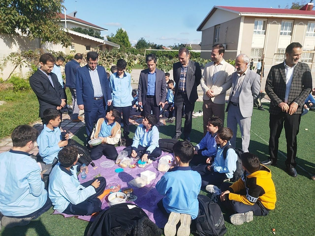 پهن شدن سفره سلامت و صبحانه ساده دانش آموزی در گورابزرمیخ پهن شدن سفره سلامت و صبحانه ساده دانش آموزی در گورابزرمیخ