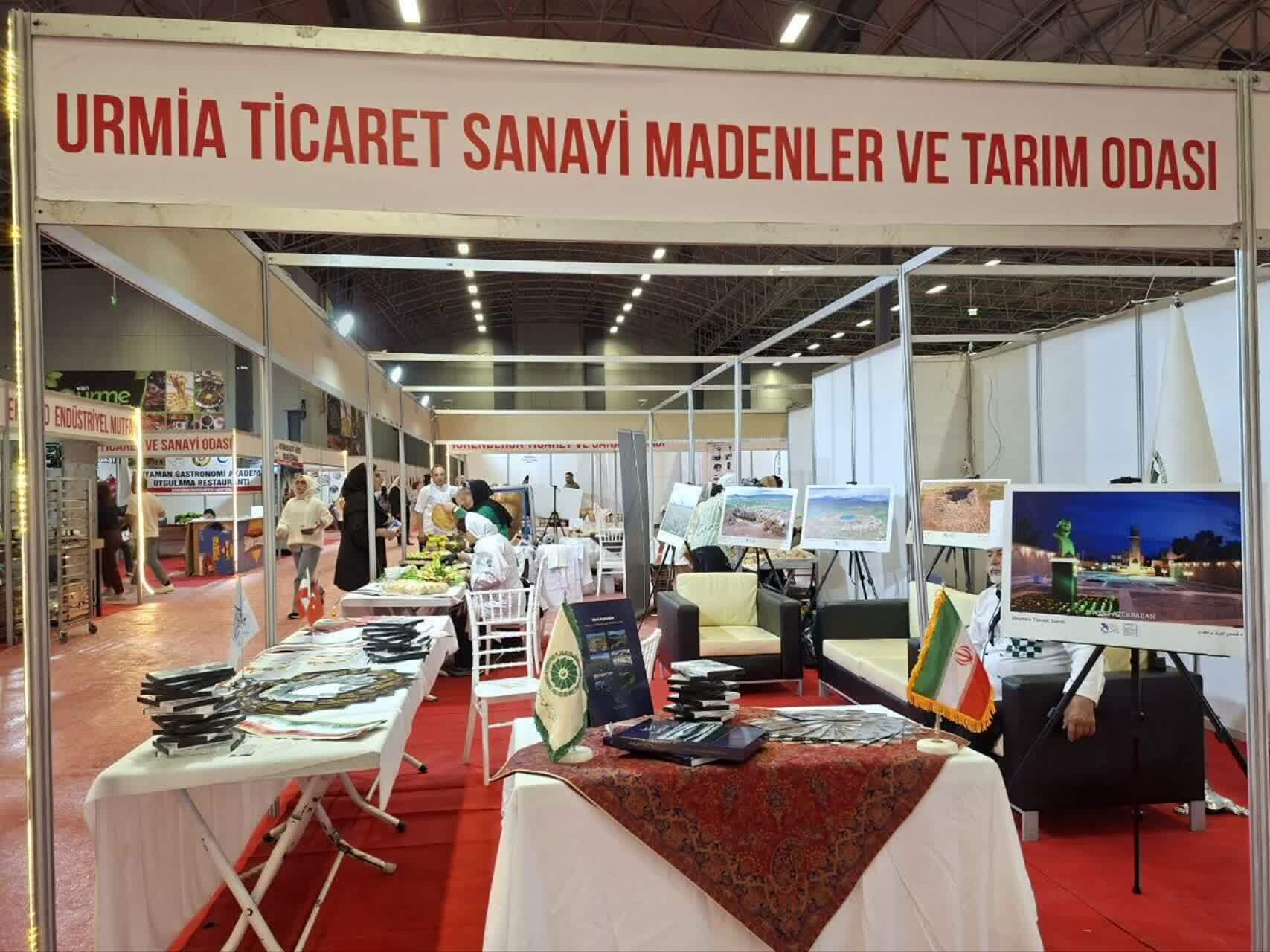 معرفی غذاها و سوغات آذربایجانغربی در نمایشگاه وان قورمه وان ترکیه معرفی غذاها و سوغات آذربایجانغربی در نمایشگاه وان قورمه وان ترکیه