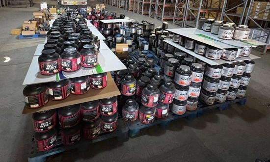 کشف مکمل‌های قاچاق از یک انبار در اصفهان