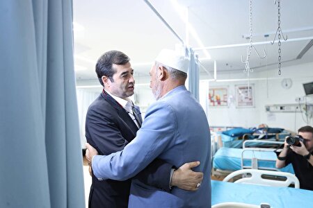 وزیر ورزش پس از عیادت از صابر کاظمی: ناامید نیستیم؛ مردم دعا کنند