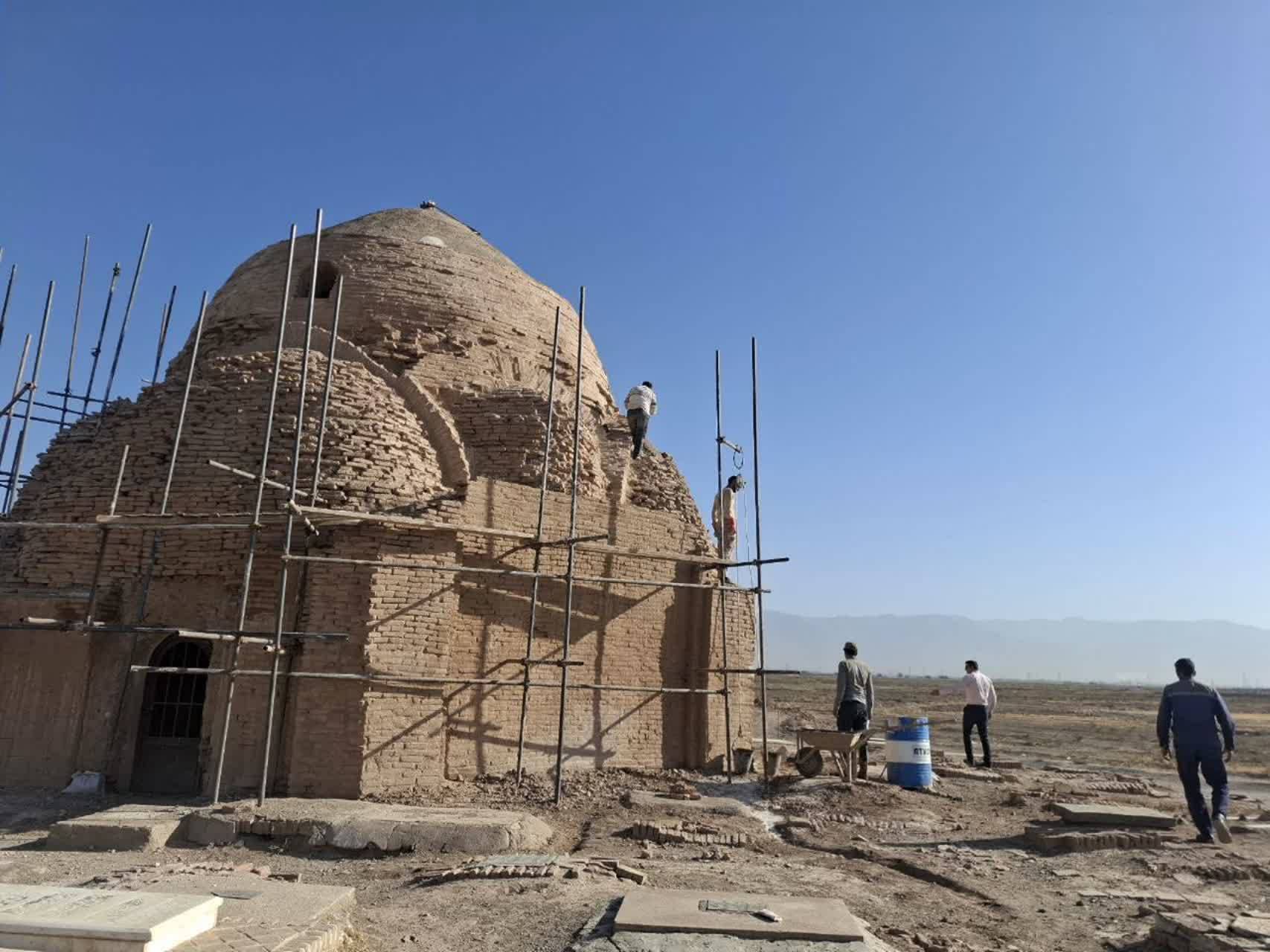 آغاز مرمت گنبد‌های تاریخی شادمهر نیشابور