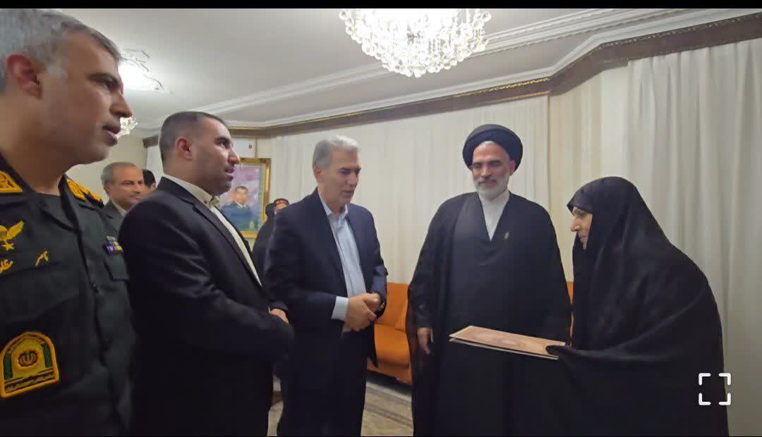 مسئولان سلماس از همسر شهید اسماعیل زارعی تکریم کردند