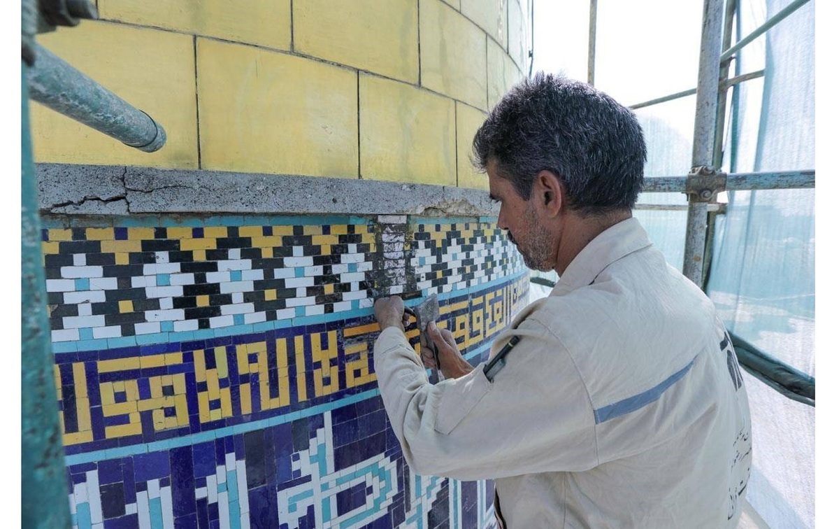 آغاز مرمت کاشی‌کاری گلدسته‌های صحن انقلاب حرم رضوی