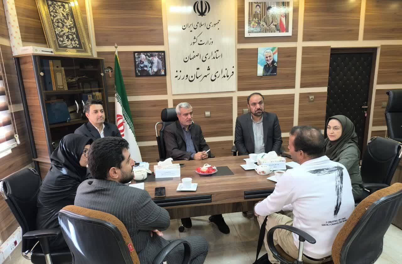 بررسی مشکلات اصناف و فعالان اقتصادی شهرستان ورزنه بررسی مشکلات اصناف و فعالان اقتصادی شهرستان ورزنه