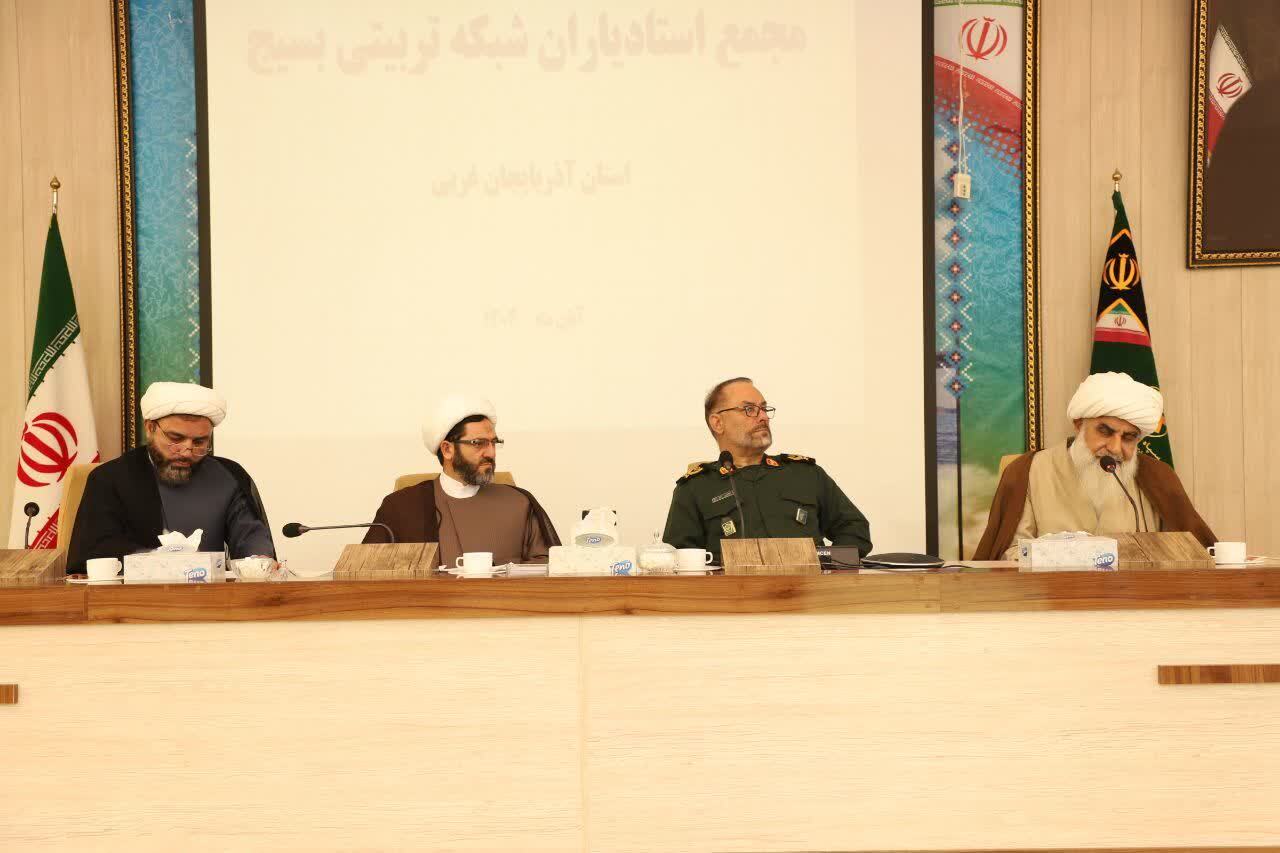 دیدار جوانان و علما به رشد معنوی نسل جدید کمک می‌کند