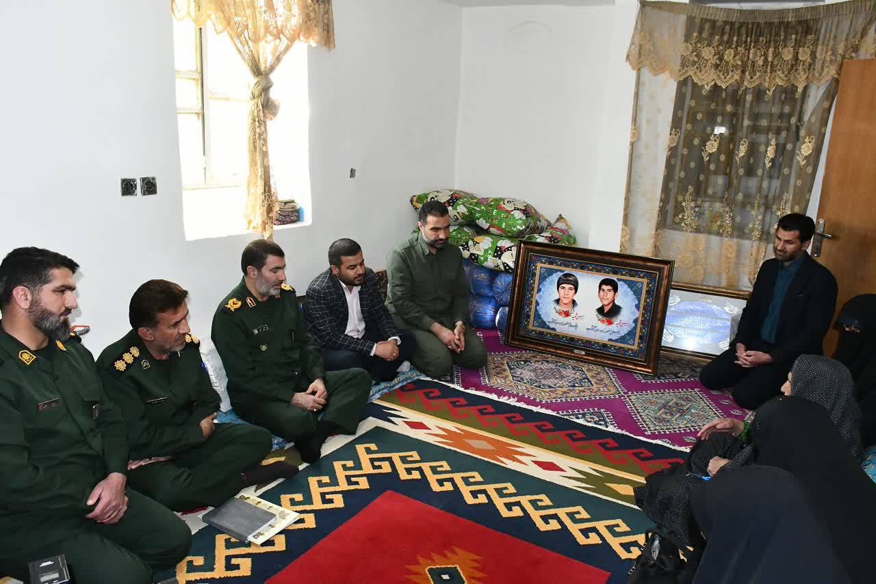 تکریم مادر دو شهید دانشآموز در بویراحمد تکریم مادر دو شهید دانشآموز در بویراحمد