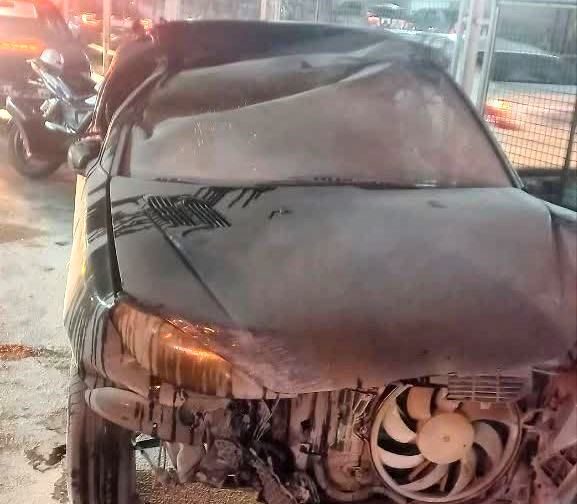 حریق خودروی سواری به دلیل سرعت غیرمجاز و واژگونی در رشت