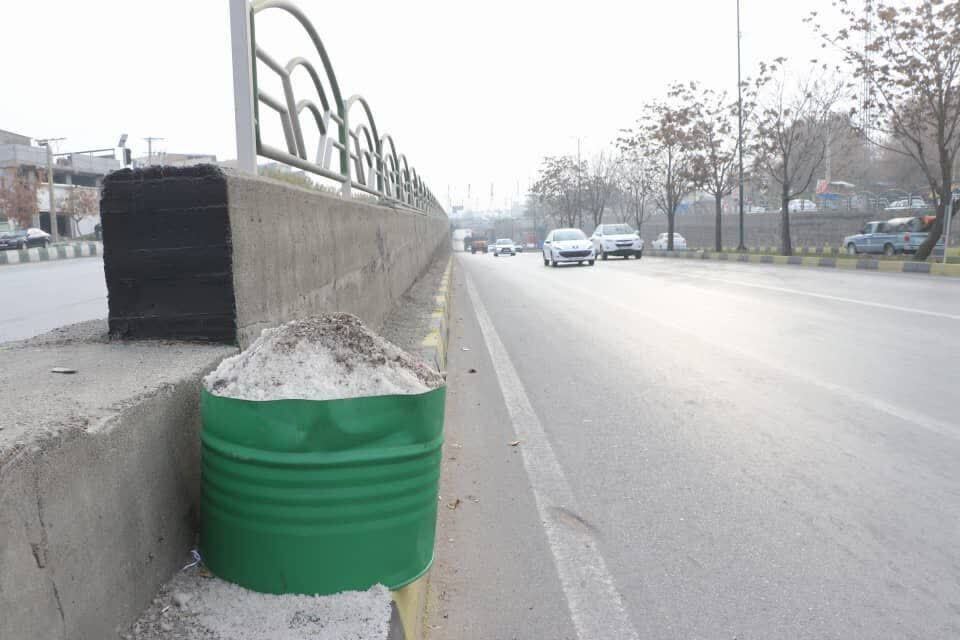 جایگذاری کیسه‌های شن و نمک در نقاط حساس شهری