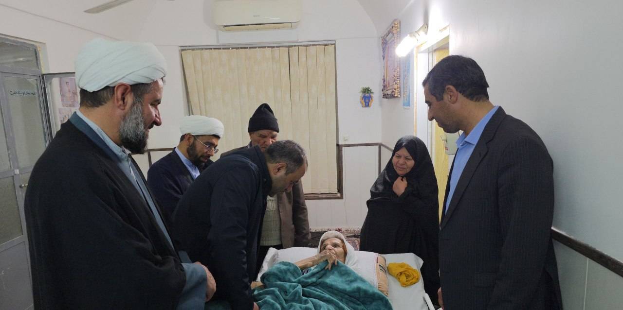 دیدار مسئولان خوروبیابانک با خانواده شهیدان ایزدی و رشیدی دیدار مسئولان خوروبیابانک با خانواده شهیدان ایزدی و رشیدی