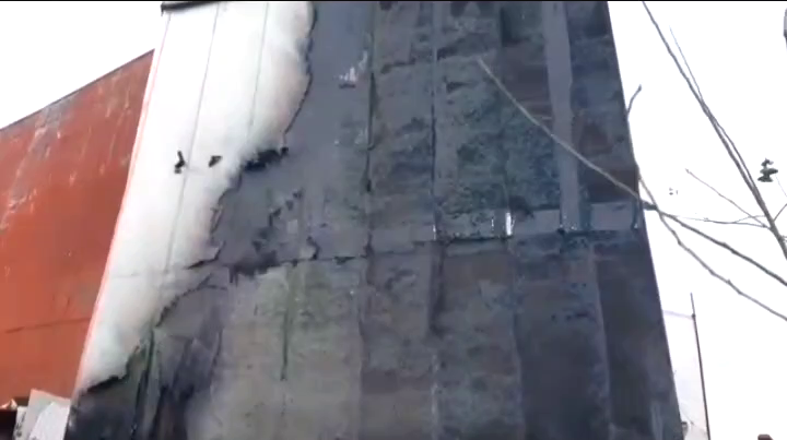 آتش زدن ضایعات، دیوار یک ساختمان در منطقه آقا سیدشریف را به آتش کشید