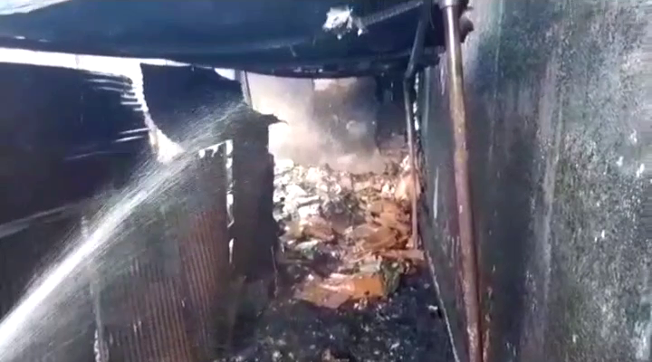 آتش زدن ضایعات، دیوار یک ساختمان در منطقه آقا سیدشریف را به آتش کشید